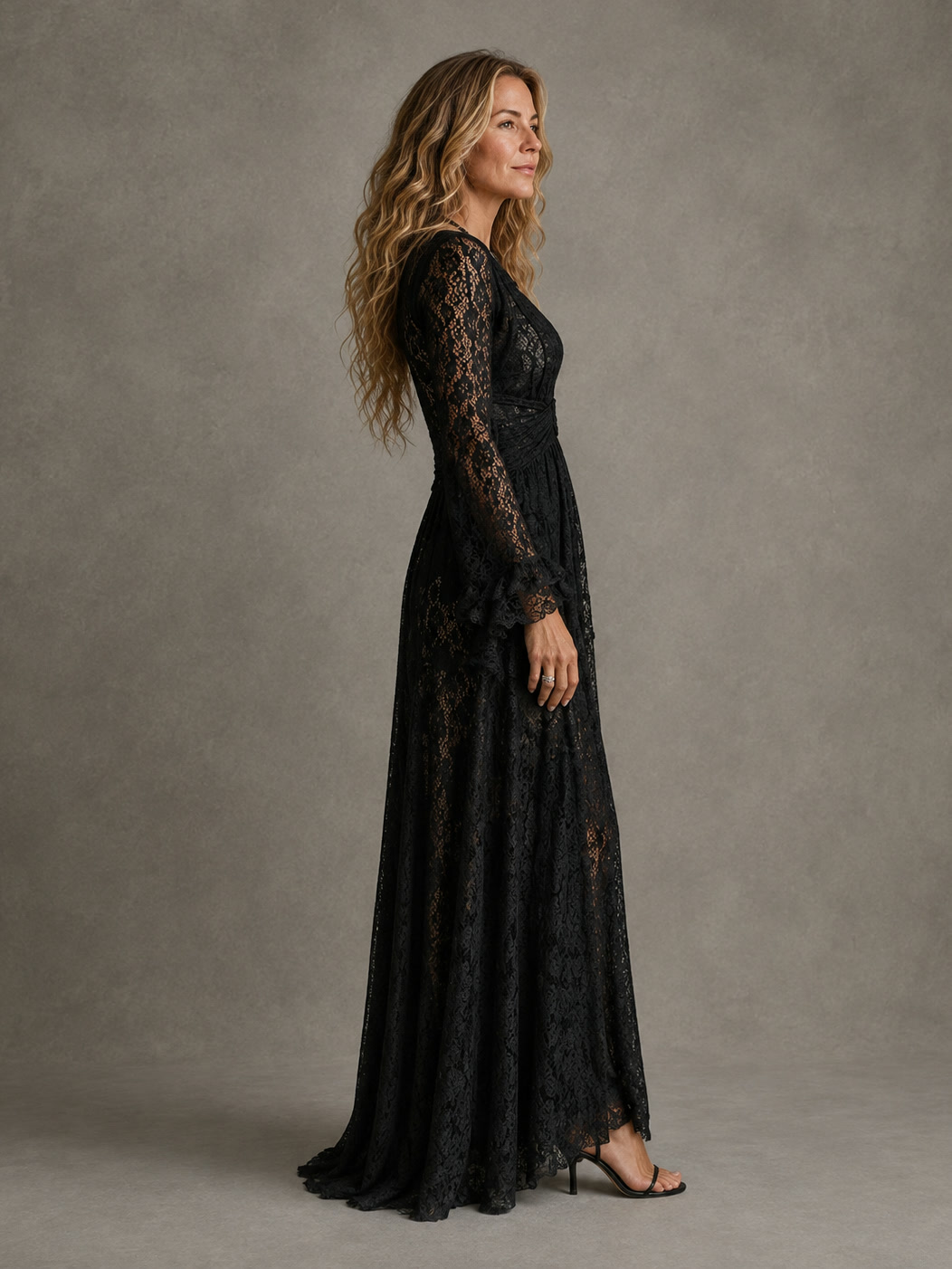 Assunta | Vestido largo de encaje con escote en V pronunciado y mangas acampanadas, negro