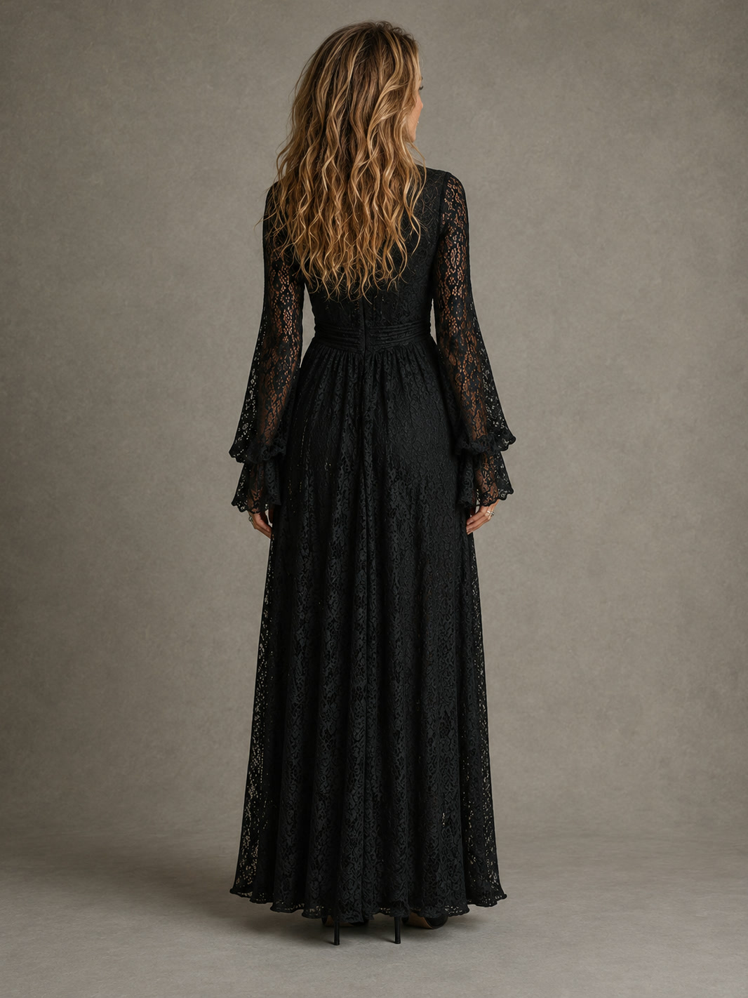 Assunta | Vestido largo de encaje con escote en V pronunciado y mangas acampanadas, negro