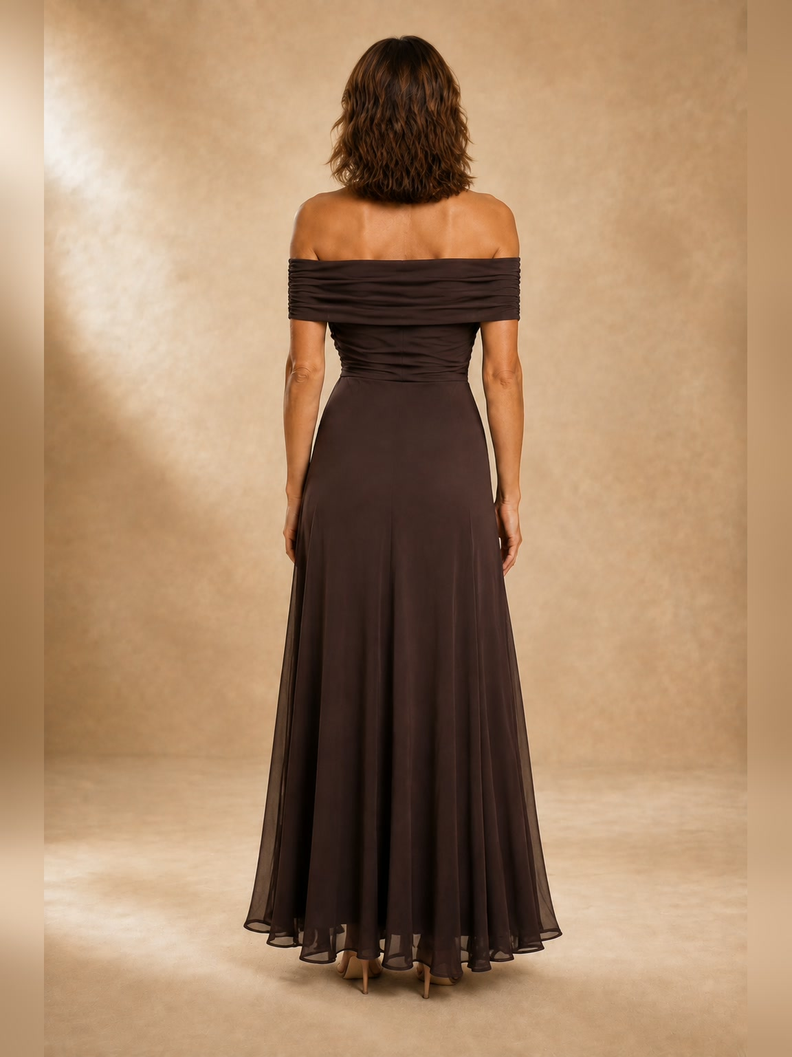 Elda | Vestido largo con escote drapeado y falda acampanada, chocolate